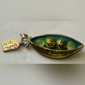 Best Friends Peas in a Pod‎ Pendant